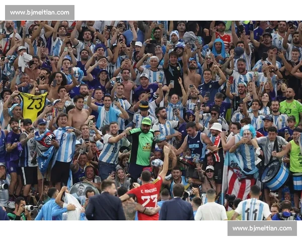 镜头下的陌生人！世界杯球迷的笑容，传递着温暖与希望！